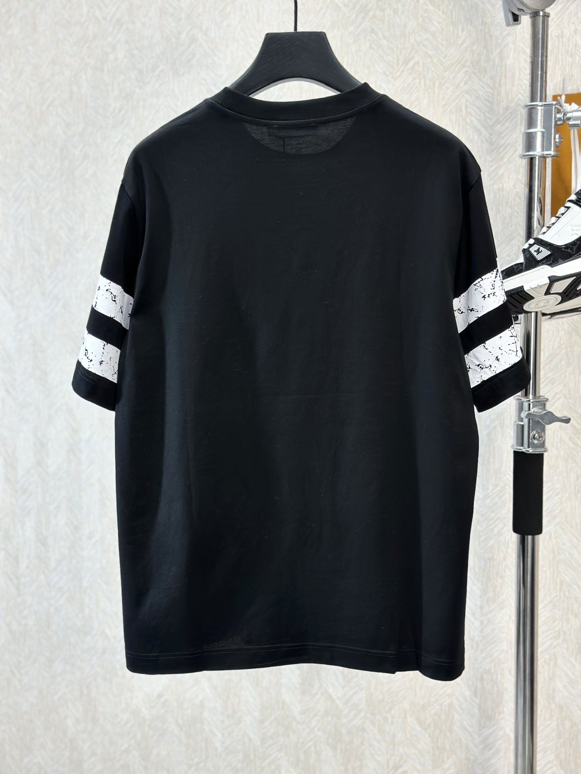 Áo phông T-shirt Dolce Gabbana DG Đen logo chữ số 00 kẻ sọc tay Trắng Like Auth on web VTN